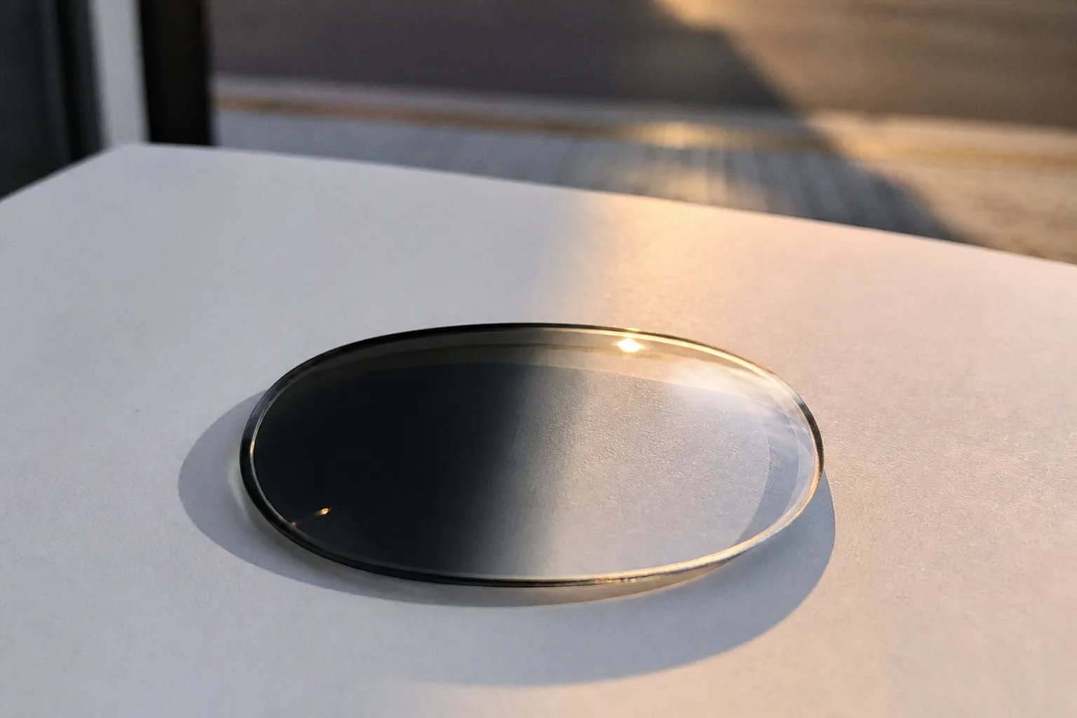 Lentes fotocromáticas: física y química tras su activación
